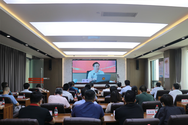 公司总部组织党员收看专题党课