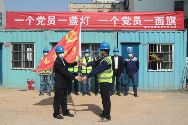 高扬旗帜筑堡垒